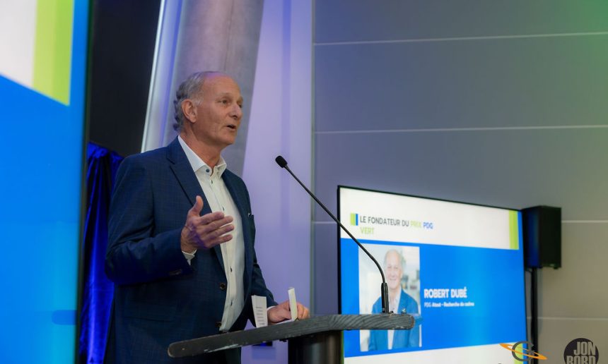 Robert Dubé au micro lors de la soirée de remise des Prix PDG Vert 2025